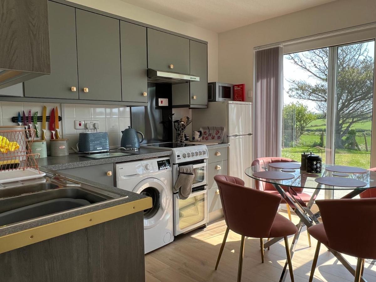 Valley View Self-Catering Coastal Bungalow In Rural West Wight Фрешуотър Екстериор снимка