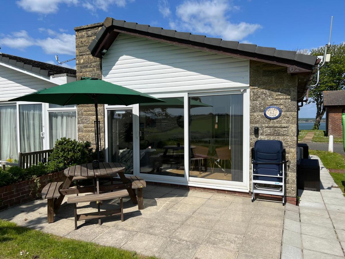 Valley View Self-Catering Coastal Bungalow In Rural West Wight Фрешуотър Екстериор снимка